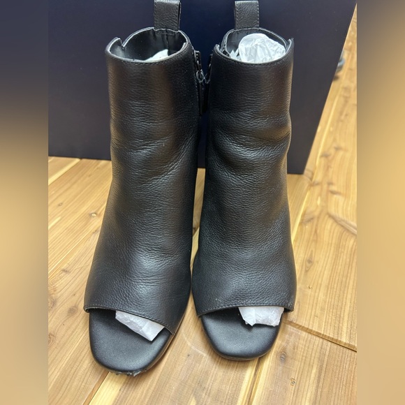 Beautiful open toe booties - Picture 2 of 11